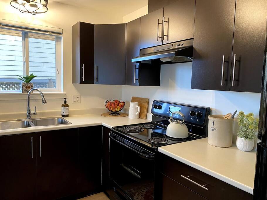 Cozy Lakeview Suite Вікторія Екстер'єр фото
